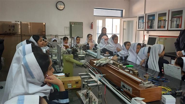 بازدید دانش آموزان دبستان بوستان از آزمایشگاه های اداره کل استاندارد استان سمنان 